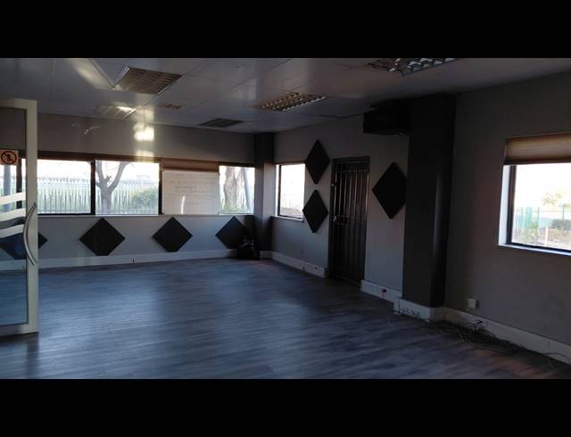 923M² BUSINESS FOR SALE IN RHODESFIELD